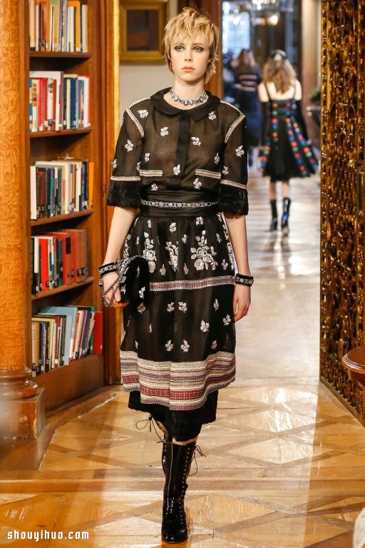 CHANEL 2015 早秋系列女生服装搭配设计