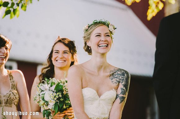23位新娘大方在婚礼当天展示自己的幸福纹身