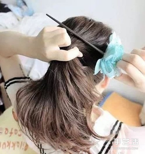 丸子头的扎法图解步骤 丸子头简单扎法教程