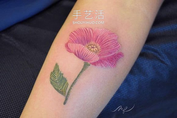 太惊艳！墨西哥纹身师“缝”出彩色花卉纹身
