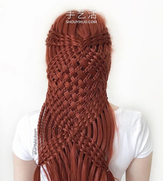 德国少女DIY惊人的发型，就像复杂的钩针图案