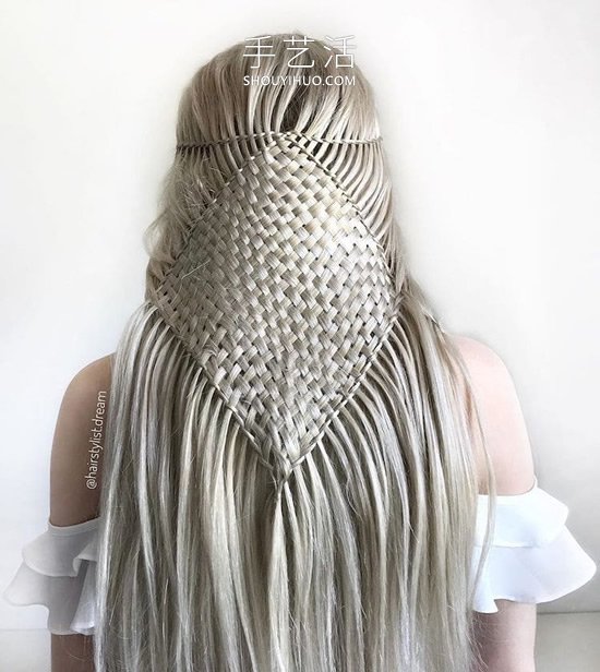 德国少女DIY惊人的发型，就像复杂的钩针图案