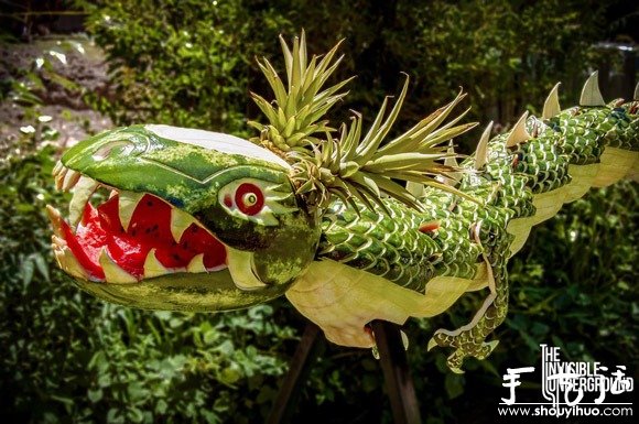 西瓜和菠萝雕刻而成的龙
