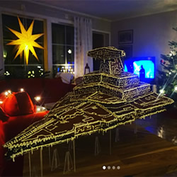 圣诞节传统的姜饼屋 转变成星际大战风战舰