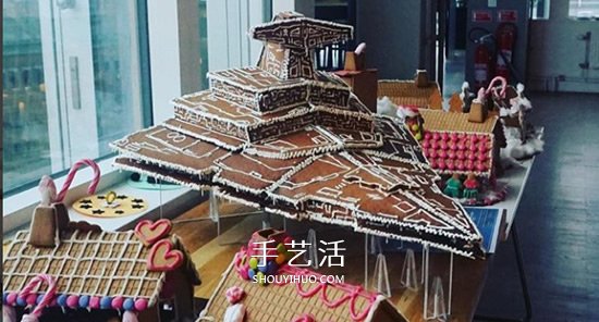 圣诞节传统的姜饼屋 转变成星际大战风战舰