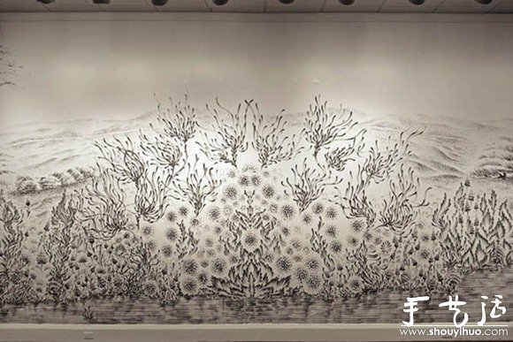 双手蘸木炭细粉绘制的山水画
