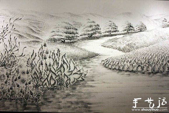 双手蘸木炭细粉绘制的山水画