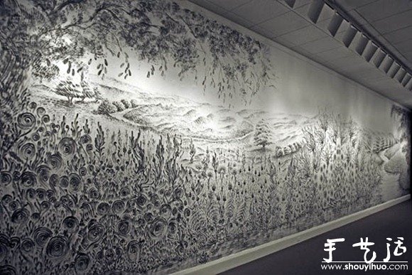 双手蘸木炭细粉绘制的山水画