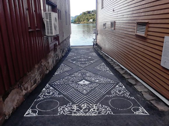 手绘马路上的古典地毯 与城市现代美学成对比