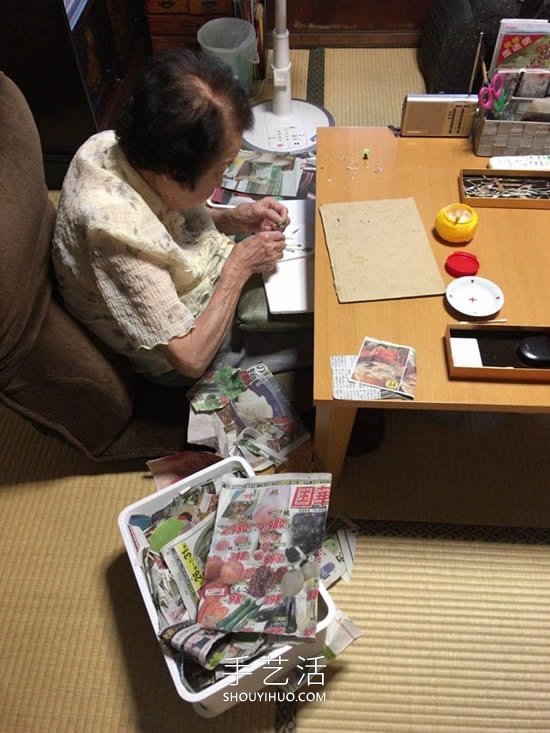 90岁老奶奶手撕报纸做拼贴画！展现平淡幸福