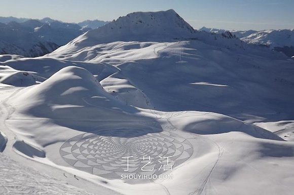 雪花地上飘？法国艺术家踩出冬季“踩雪画”