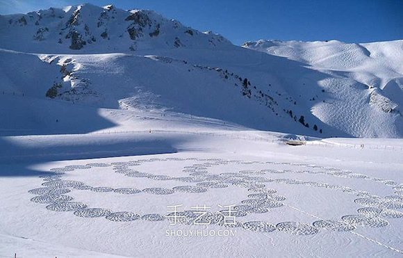 雪花地上飘？法国艺术家踩出冬季“踩雪画”