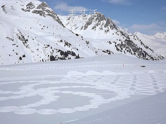 雪花地上飘？法国艺术家踩出冬季“踩雪画”