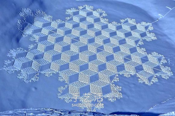 雪花地上飘？法国艺术家踩出冬季“踩雪画”