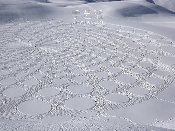 雪花地上飘？法国艺术家踩出冬季“踩雪画”