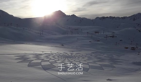 雪花地上飘？法国艺术家踩出冬季“踩雪画”