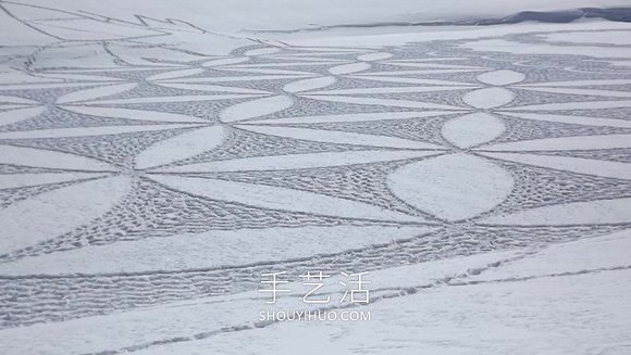 雪花地上飘？法国艺术家踩出冬季“踩雪画”