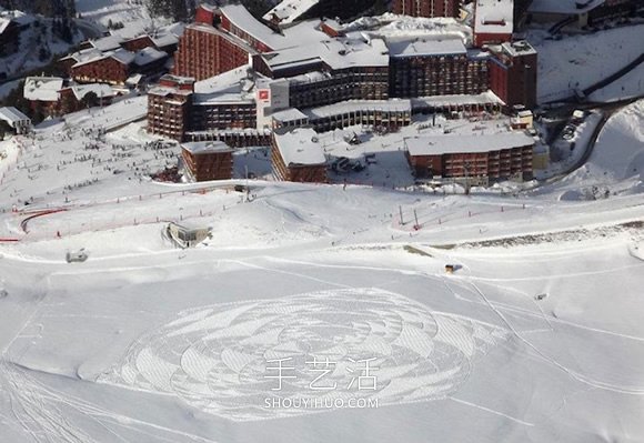 雪花地上飘？法国艺术家踩出冬季“踩雪画”