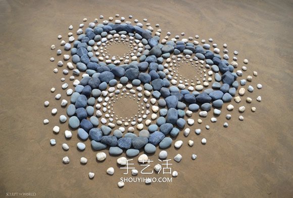 海滩上的拼搭艺术！令人赏心悦目的石头拼画
