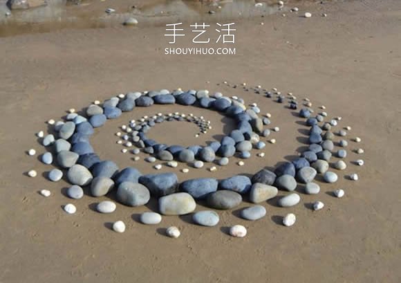 海滩上的拼搭艺术！令人赏心悦目的石头拼画
