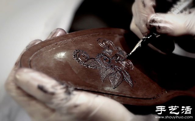 纹身艺术在皮靴上的运用
