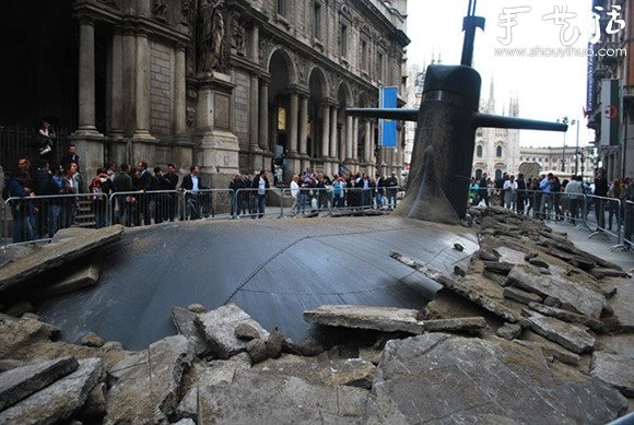 广告创意：米兰街道冒出俄罗斯潜艇
