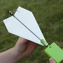 配备螺旋桨套件的纸飞机DIY