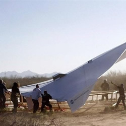 DIY制作的超大纸飞机