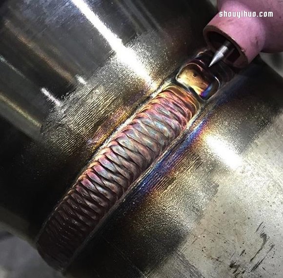 利用焊接工艺在金属管上烧出一圈魔幻彩虹