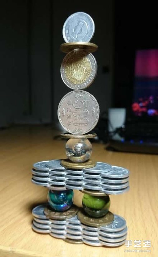 超牛平衡术表演 硬币平衡游戏这么玩才够强！
