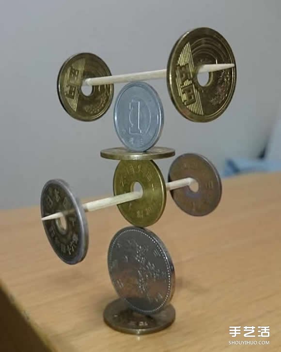 高难度平衡游戏 平衡高手用硬币挑战堆叠极限