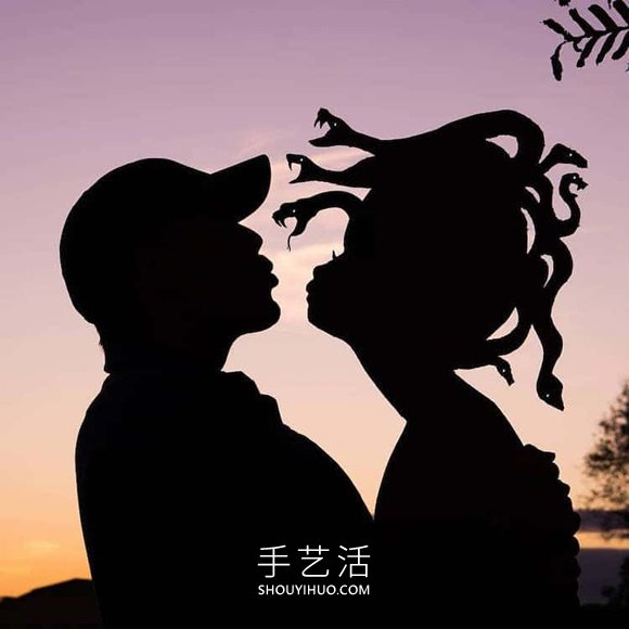 他将硬纸板放置夕阳下，拍摄栩栩如生创意照