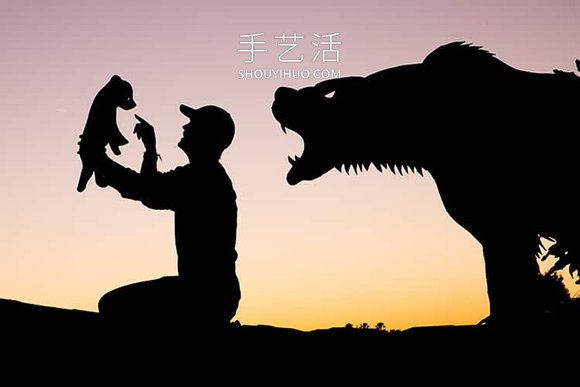 他将硬纸板放置夕阳下，拍摄栩栩如生创意照