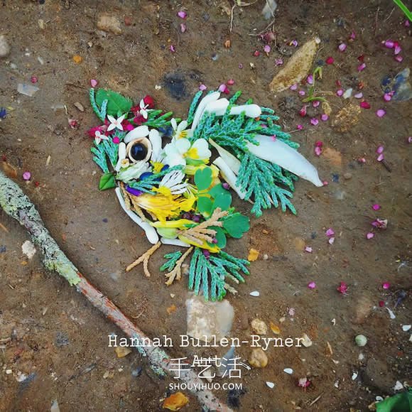 在森林中搜寻花朵和叶子，创作出精美鸟类肖像