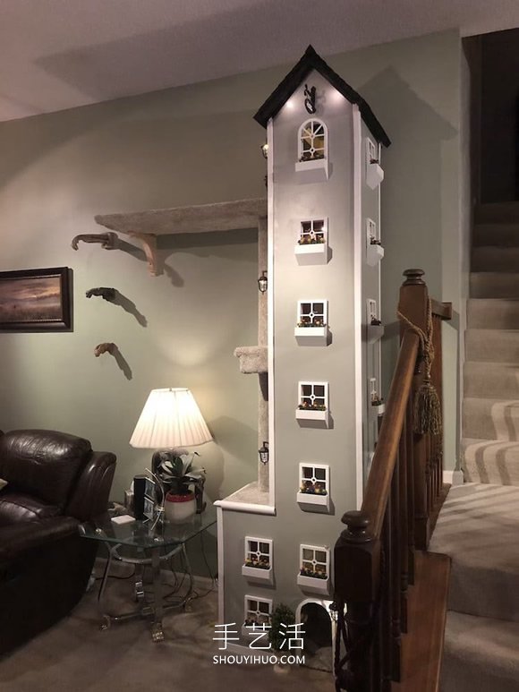 男子在他的起居室里建造了两座超高的猫塔