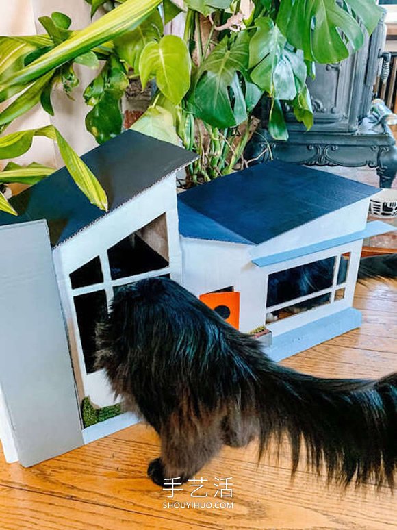 她为两只猫手工制作一座中世纪风格的纸板屋
