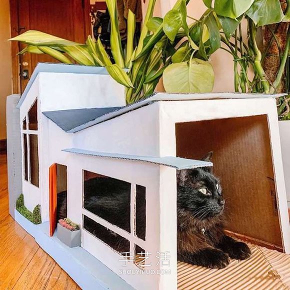 她为两只猫手工制作一座中世纪风格的纸板屋