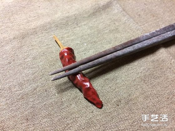 做得太像了！一不小心咬断牙的木雕小鱼干