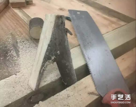 树杈手工制作挂衣服用的挂钩架过程步骤图解