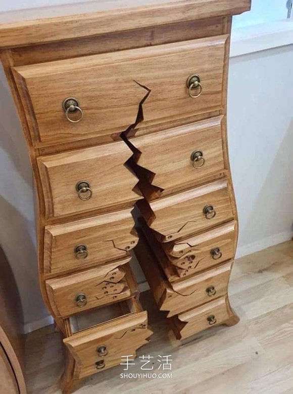 像是卡通的木工工艺品，惊人的“残破”家具