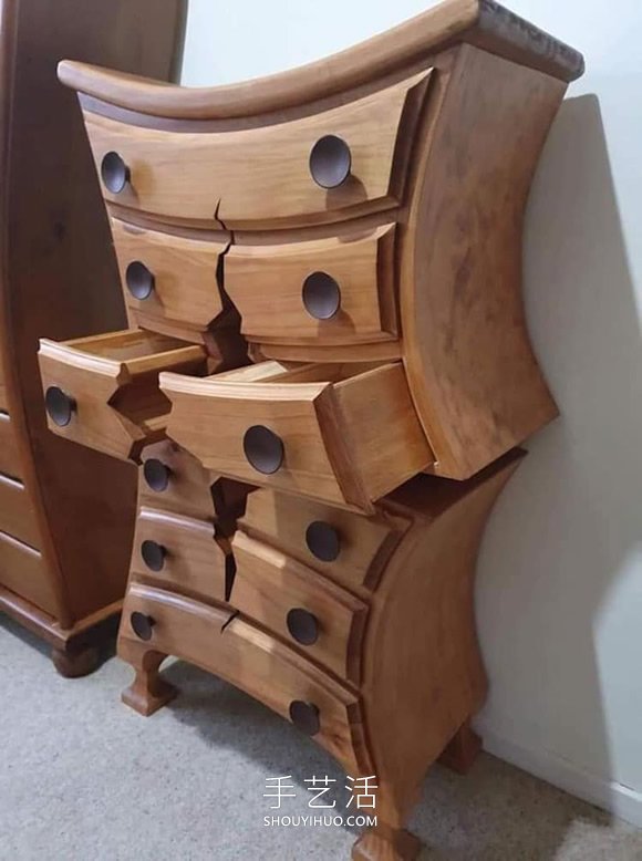 像是卡通的木工工艺品，惊人的“残破”家具