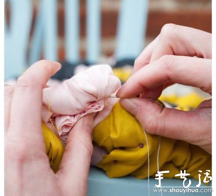 旧衣服DIY椅子坐垫的教程