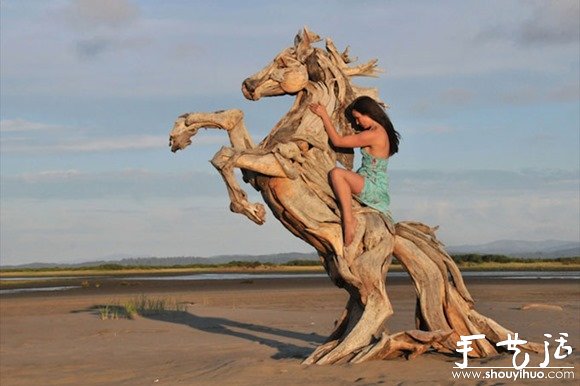 浮木雕刻的逼真动物雕塑
