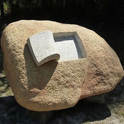 巧手打造的石雕作品 被赋予滑顺又自然的曲线