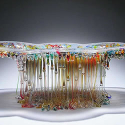 滴落的彩色玻璃雕塑 幻化成水母般的精采姿态