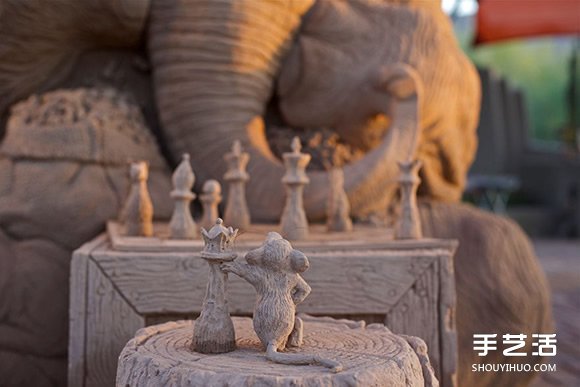栩栩如生而充满童话氛围的象鼠下棋造型沙雕