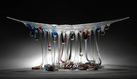 滴落的彩色玻璃雕塑 幻化成水母般的精采姿态