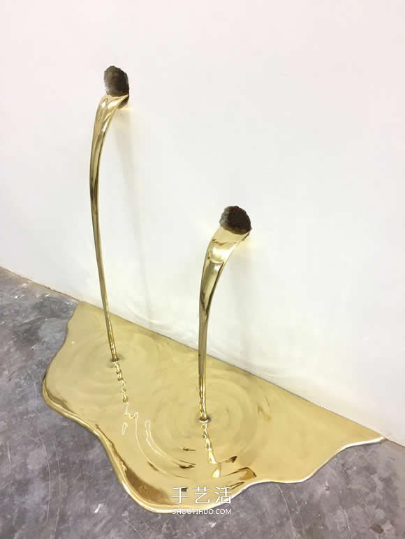 名副其实的“流金”岁月 模拟液体的黄铜雕塑
