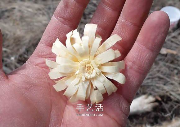 简单手工树枝雕刻做花的方法图解教程