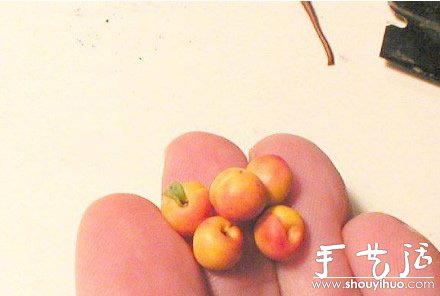粘土制作微型桃子的教程